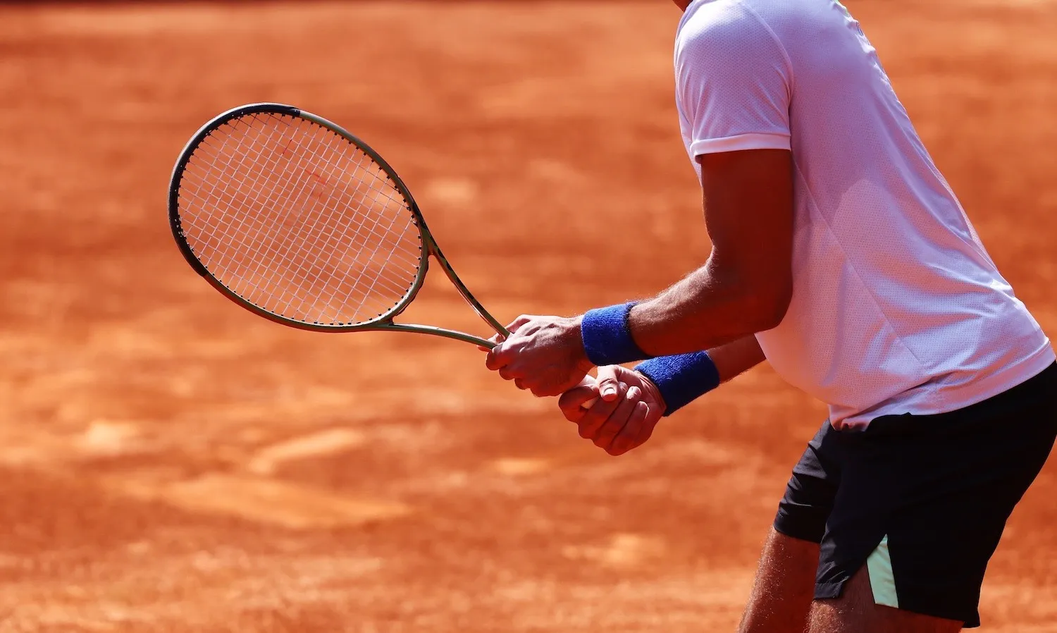 tennis-racket-ball-clay
