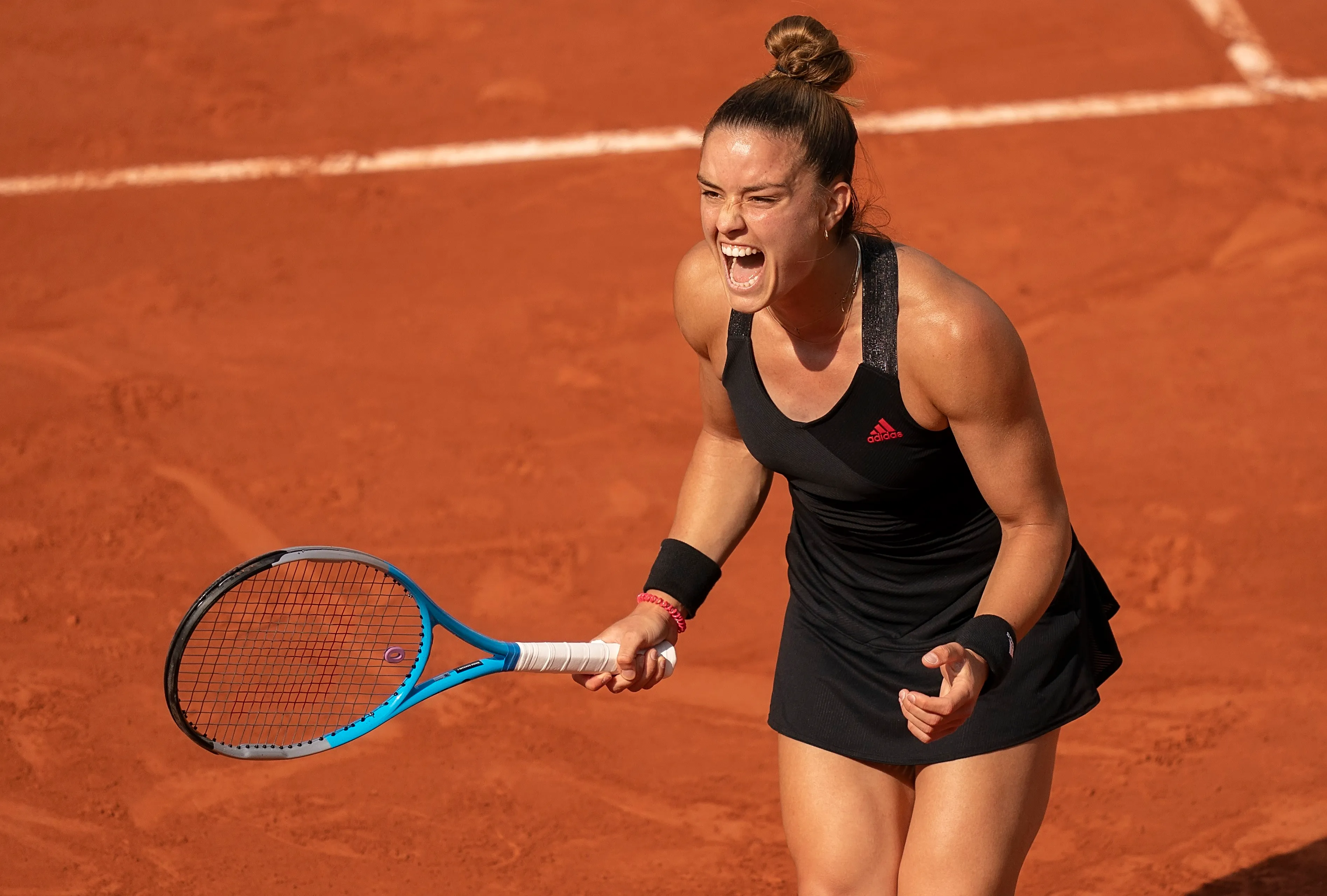Maria Sakkari defeats 2020 Roland Garros champion Iga Swiatek and moves on to semifinal