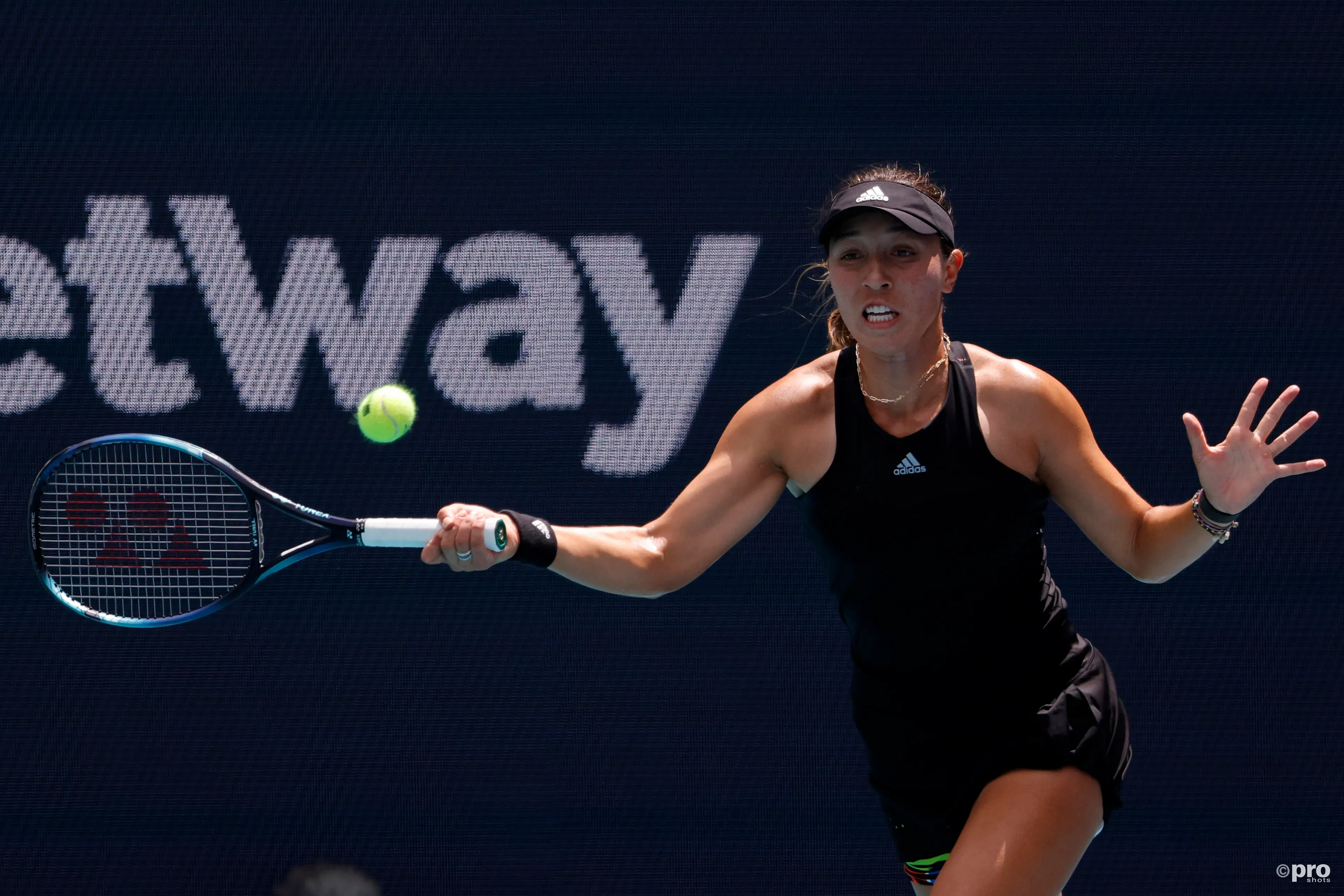 Jessica Pegula trifft vor den Qatar Open in einem Freundschaftsspiel im alten Hafen von Doha auf Sofia Kenin
