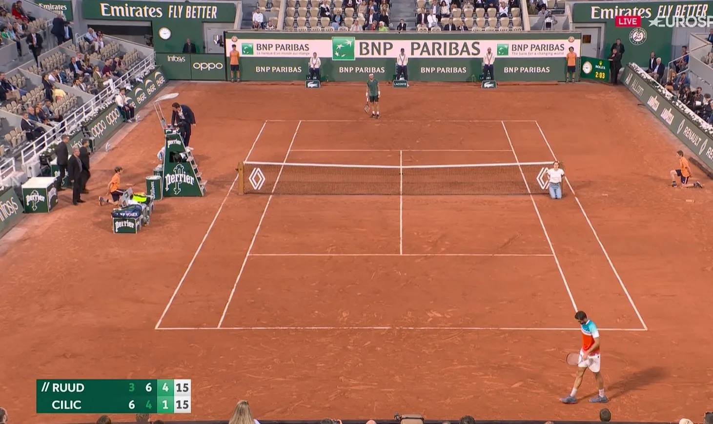 (VIDEO) Protester ties herself to net causing long delay in Ruud-Cilic French Open semi-final