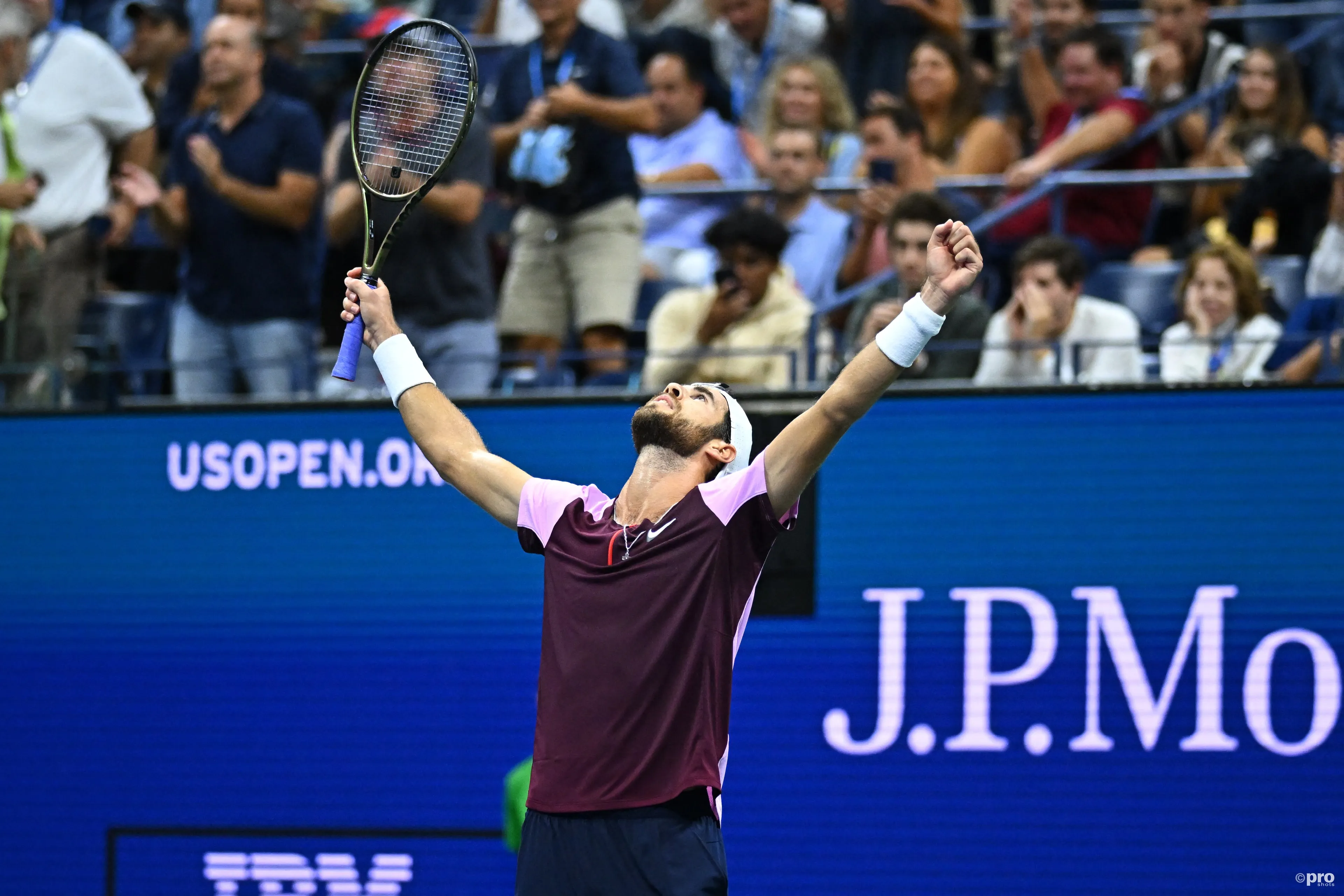 Karen Khachanov continúa su excelencia en Miami al vencer a Tsitsipas