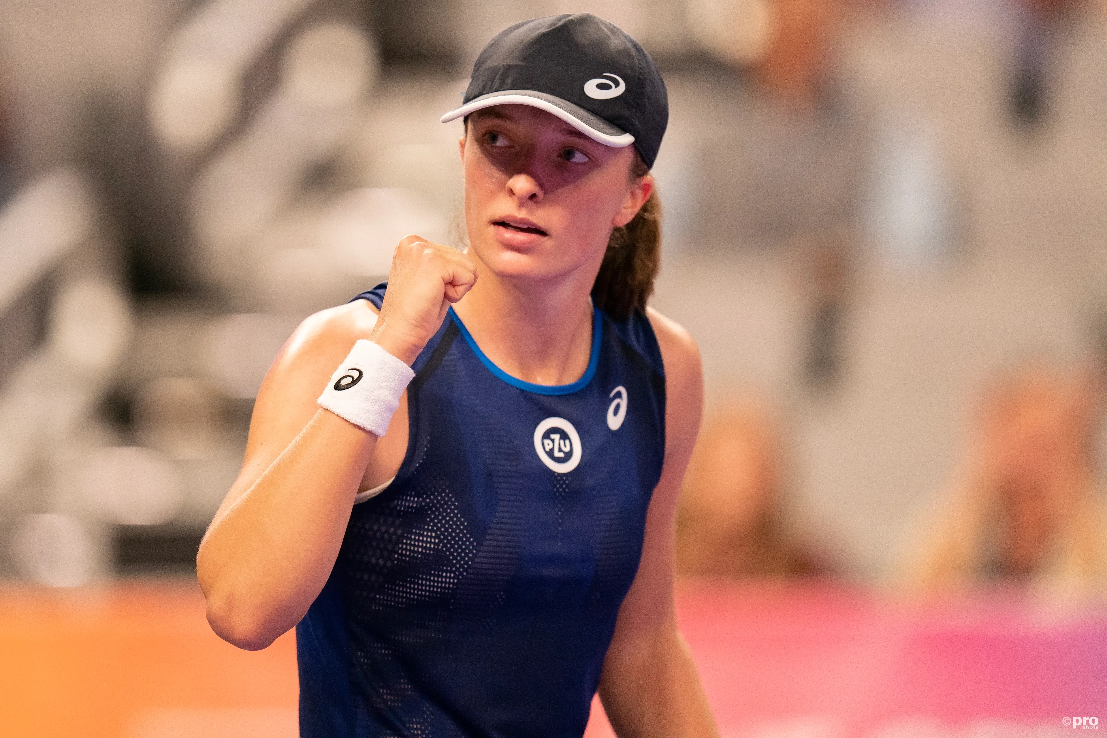 Iga Swiatek overcomes resilient effort from Martina Trevisan to secure win for Poland at United Cup