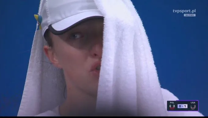 Swiatek breaks down in tears on court after Pegula United Cup loss, admits to feeling 'helpless': "I wasn't able to kind of show up even, and problem-solve"