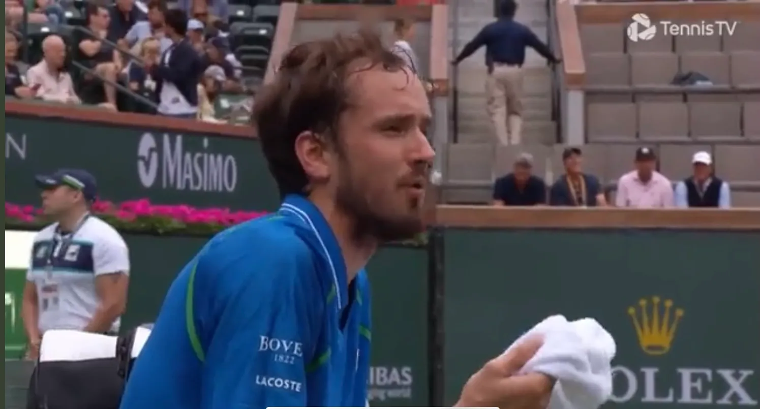 (VIDEO) “It’s a disgrace to sport, this court”: Medvedev continues to entertain in exchange with umpire