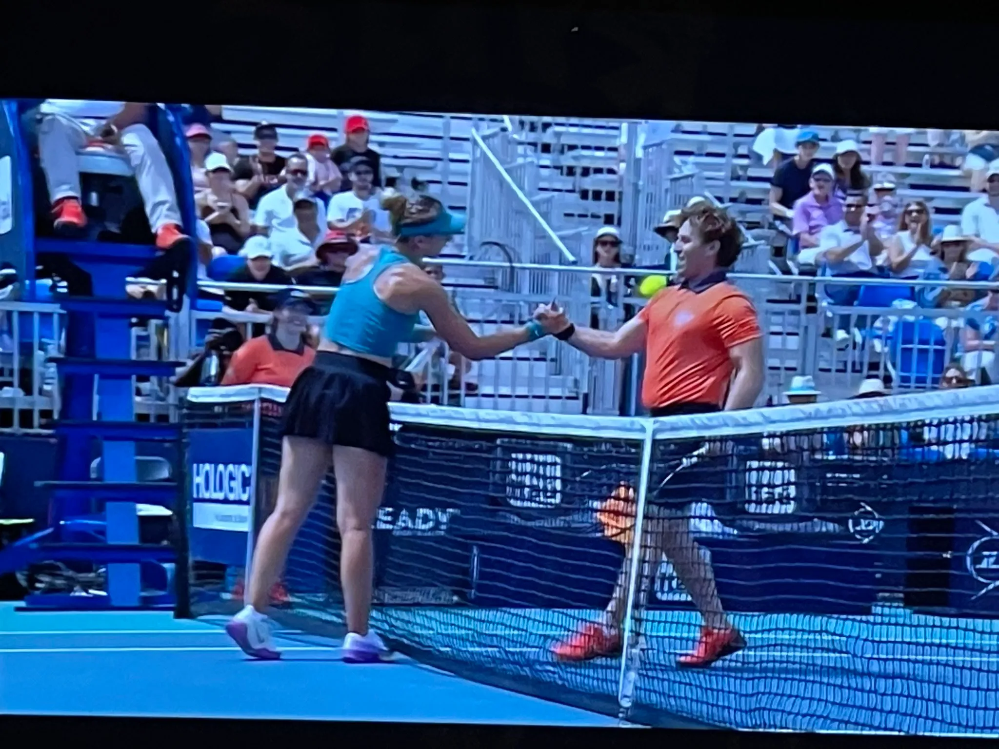 VIDEO: Badosa verbringt die medizinische Auszeit von Siegemund mit dem Balljungen in einem ereignisreichen Miami Open-Kampf