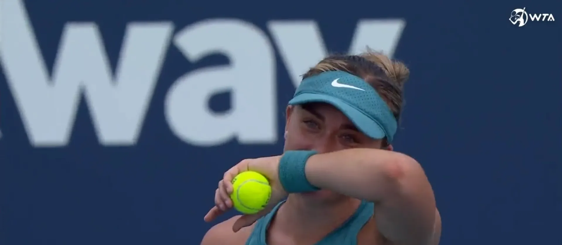 (VIDEO) "Love your smile": Badosa left emotional after receiving compliment during timeout wait at Miami Open