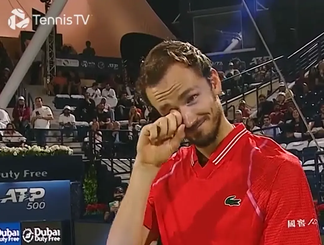 VÍDEO: Medvédev se burla de Rublev fingiendo llorar tras su sentido discurso en la ceremonia final de Dubai