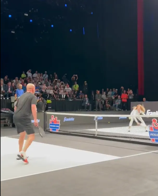 (VIDEO) Agassi notices wife and tennis legend Steffi Graf arrives at Pickleball Slam, subs in to play