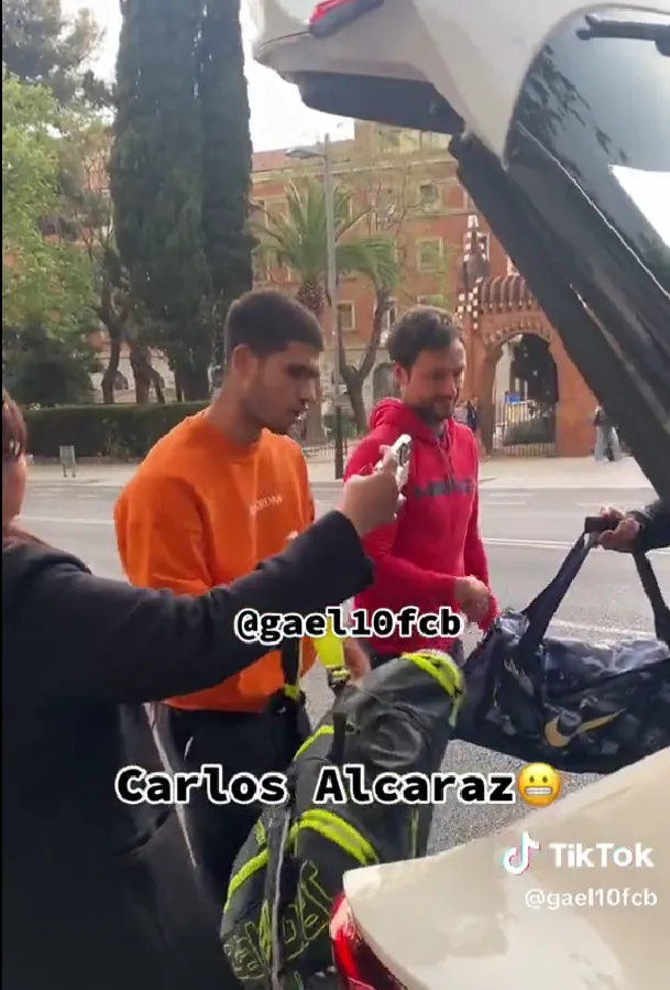 VÍDEO: Carlos Alcaraz, acosado brutalmente por unos fans que le insistieron demasiado en hacerse fotos con ellos