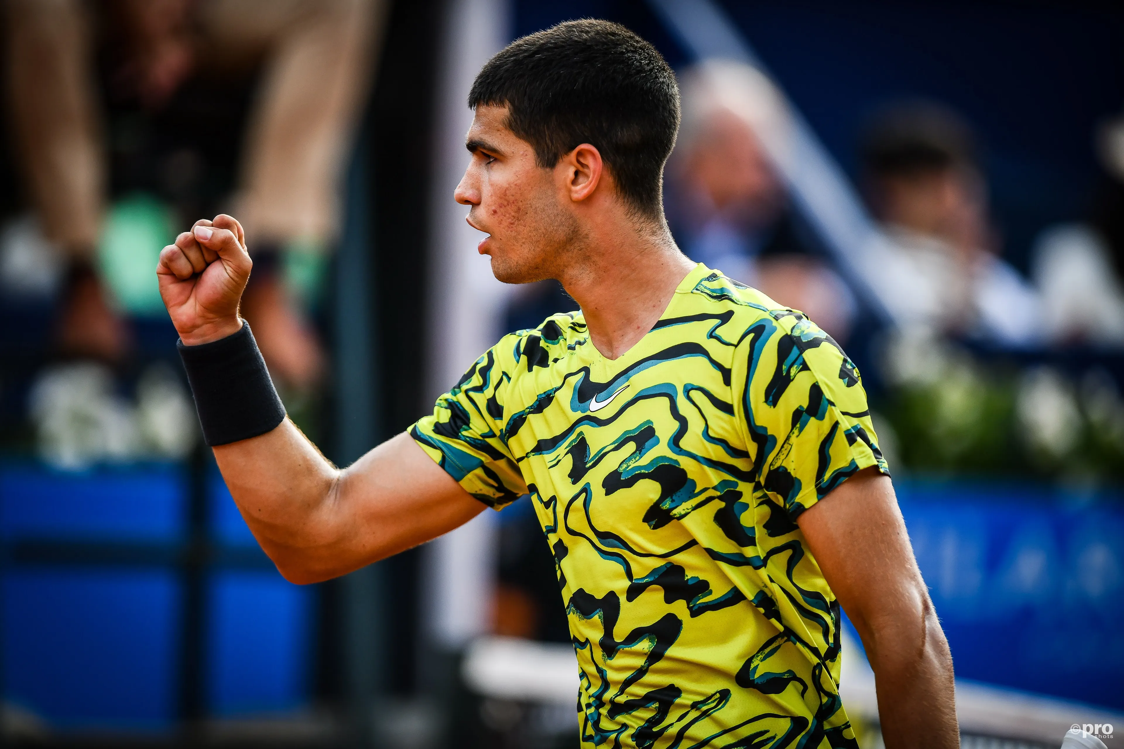 Carlos Alcaraz suda más que nunca para remontar a Ruusuvuori y ganar en su debut en el Mutua Madrid Open