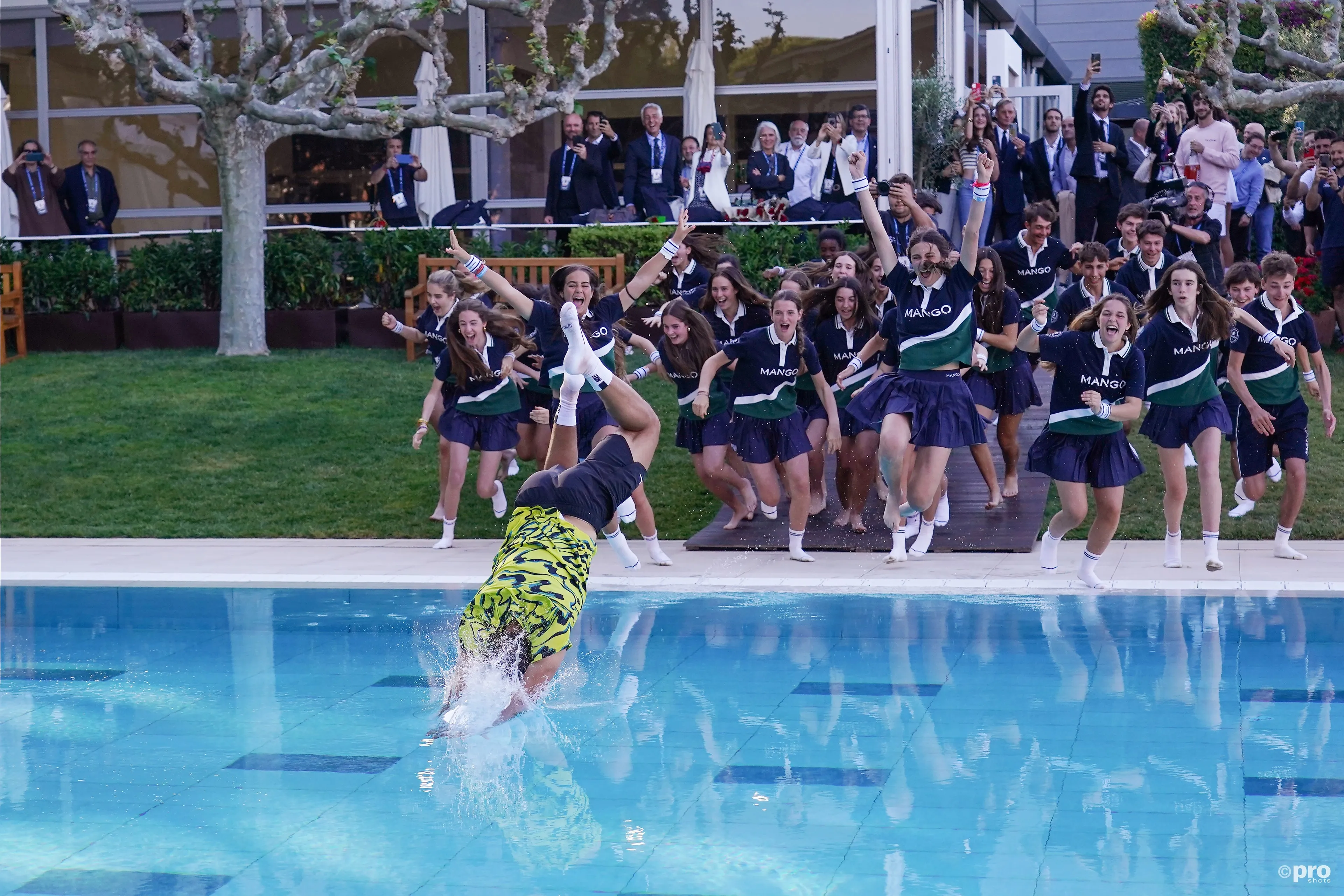 (VIDEO) Alcaraz continues tradition of jumping in pool after Barcelona Open Banc Sabadell win