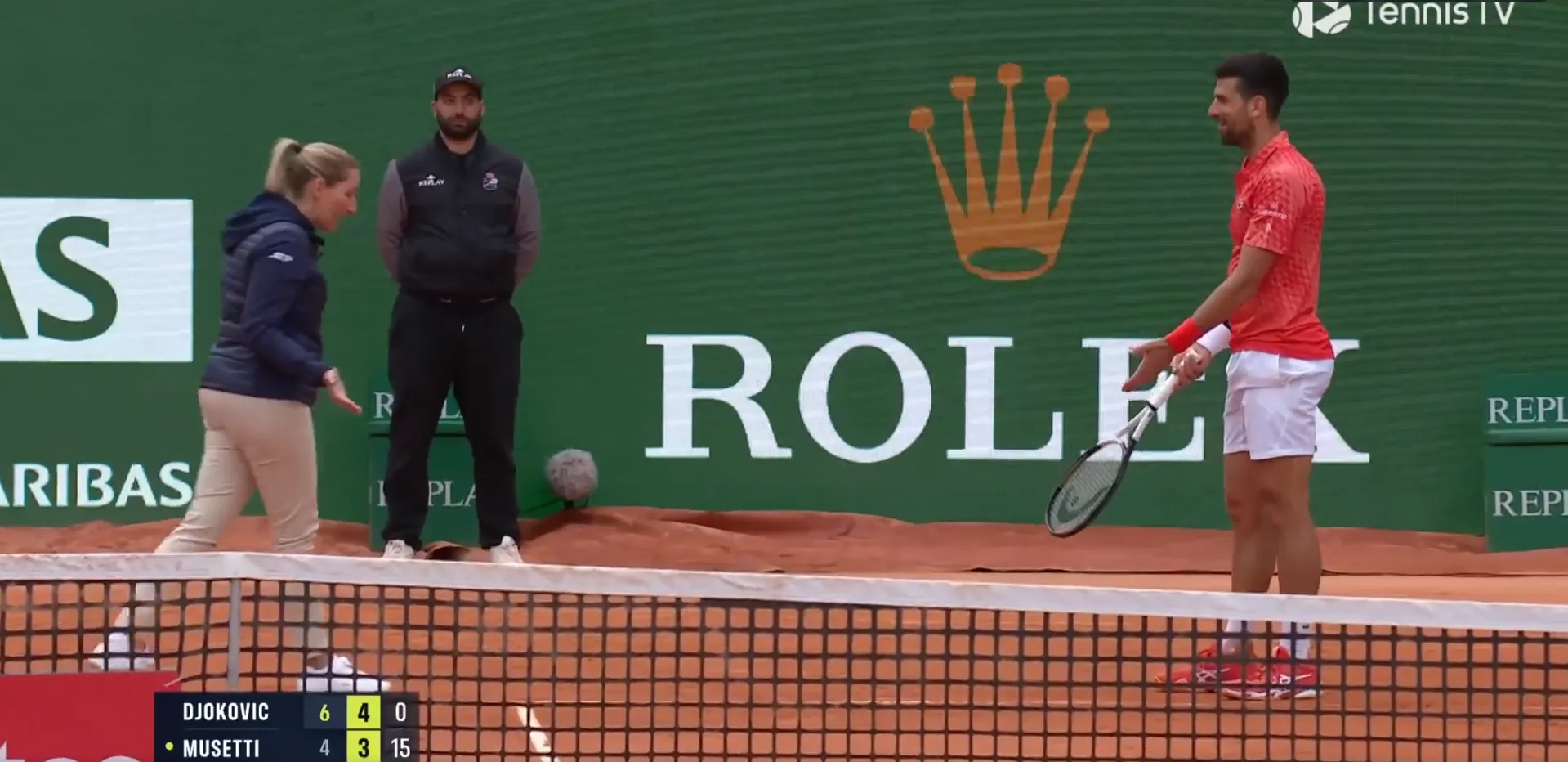 Vídeo: Djokovic pierde un punto tras un grave error del árbitro en el Masters de Montecarlo, y es abucheado por el público
