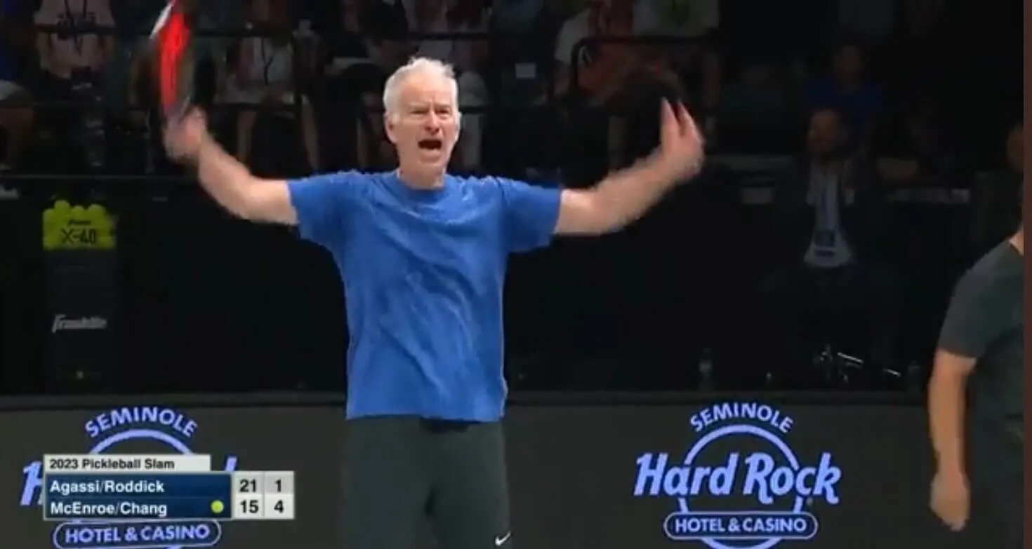 VIDEO: McEnroe nach dem Punktgewinn gegen Roddick und Agassi beim Pickleball Slam in Hochstimmung