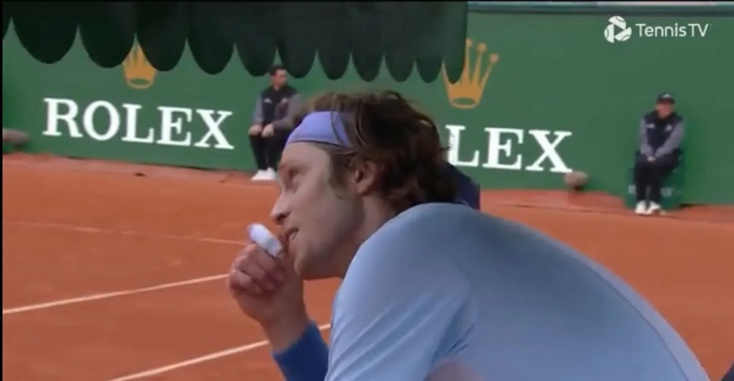(VIDEO) "The iPhone doesn't show?": Rublev hilariously acts as weather man during rain delay at Monte-Carlo Masters