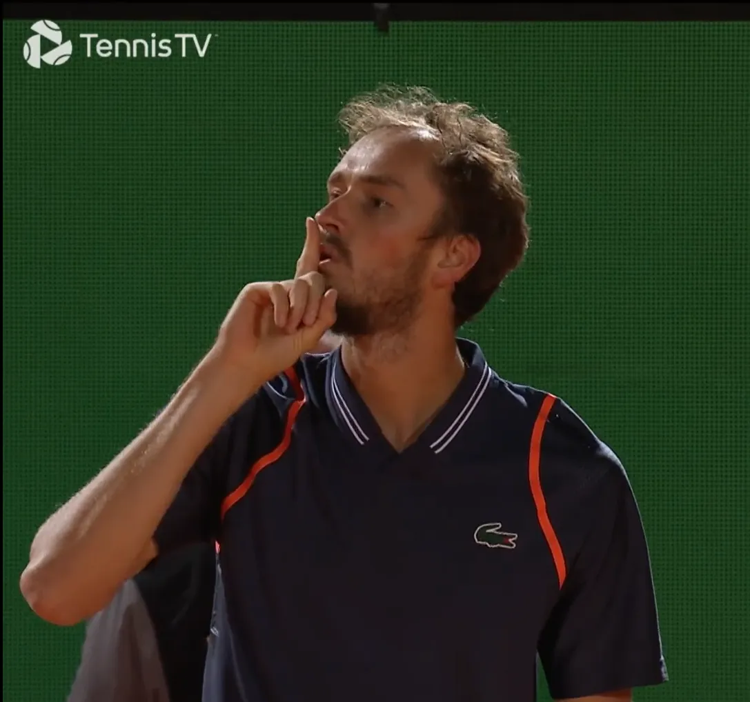 (VIDEO) Medvedev hilariously resumes villain role during Monte-Carlo Masters win after shushing crowd