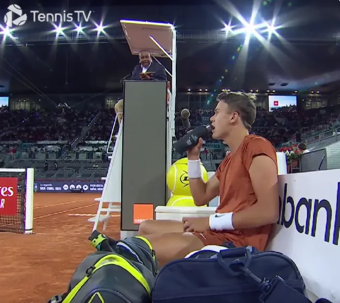(VIDEO) Schiedsrichter Carlos Bernardes schimpft mit Rune und sagt ihm, er solle aufhören, die Zuschauer anzustacheln, nachdem er eine fragwürdige Entscheidung gelöscht hat