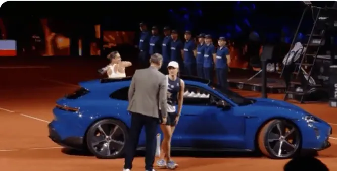 (VIDEO) Sabalenka versucht auf lustige Weise, Swiateks Porsche nach der Finalniederlage in Stuttgart zu zertrümmern