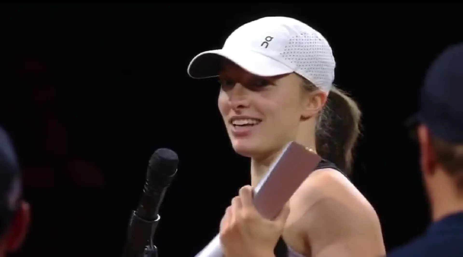 (VIDEO) Swiatek scherzt nach dem Sieg beim Porsche Tennis Grand Prix mit dem Papa: "Er sucht sich das Auto aus, wenn er sich falsch entscheidet, ist es sein Fehler"