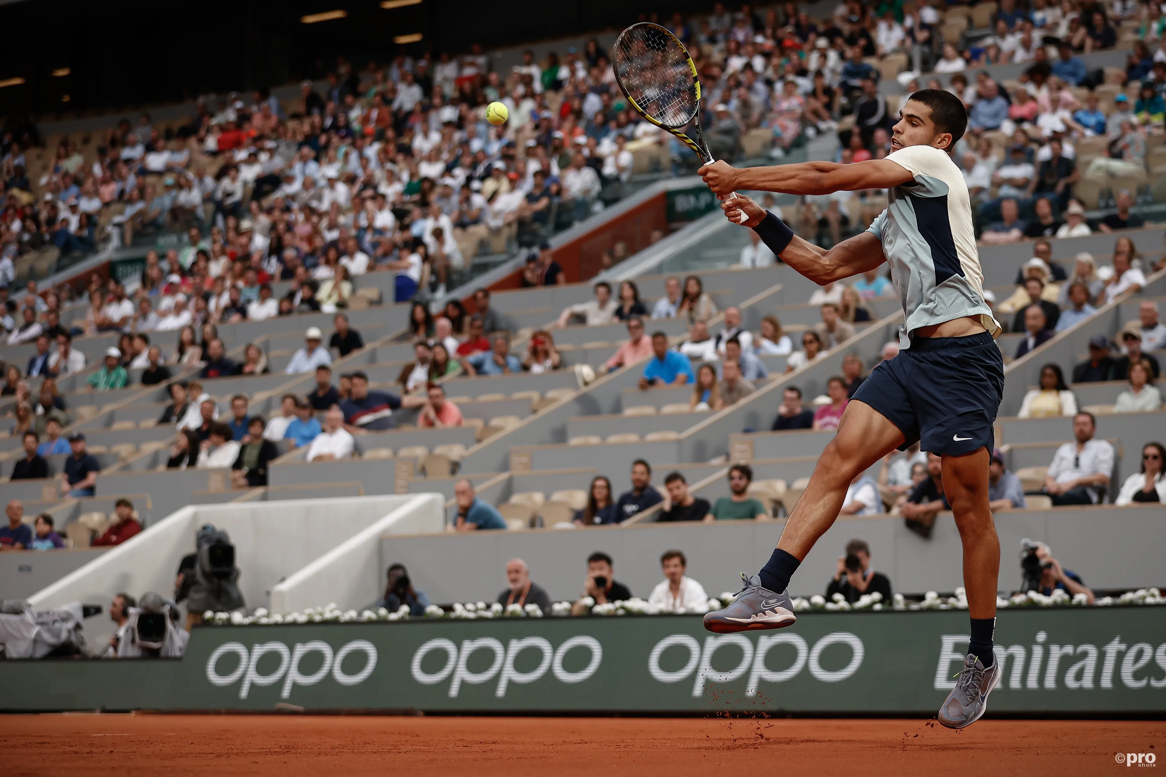 (VIDEO) Alcaraz-Shapovalov-Drama: Fotograf wird von Sicherheitskräften aus Roland Garros gezerrt