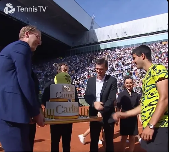 VÍDEO: Carlos Alcaraz recibe una enorme tarta por su 20º cumpleaños en la pista tras llegar a la final del Mutua Madrid Open