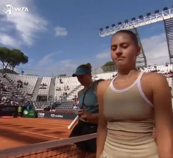 VÍDEO: Frío apretón de manos entre Badosa y Kostyuk, ex mejores amigas en el circuito, tras discutir en 2022