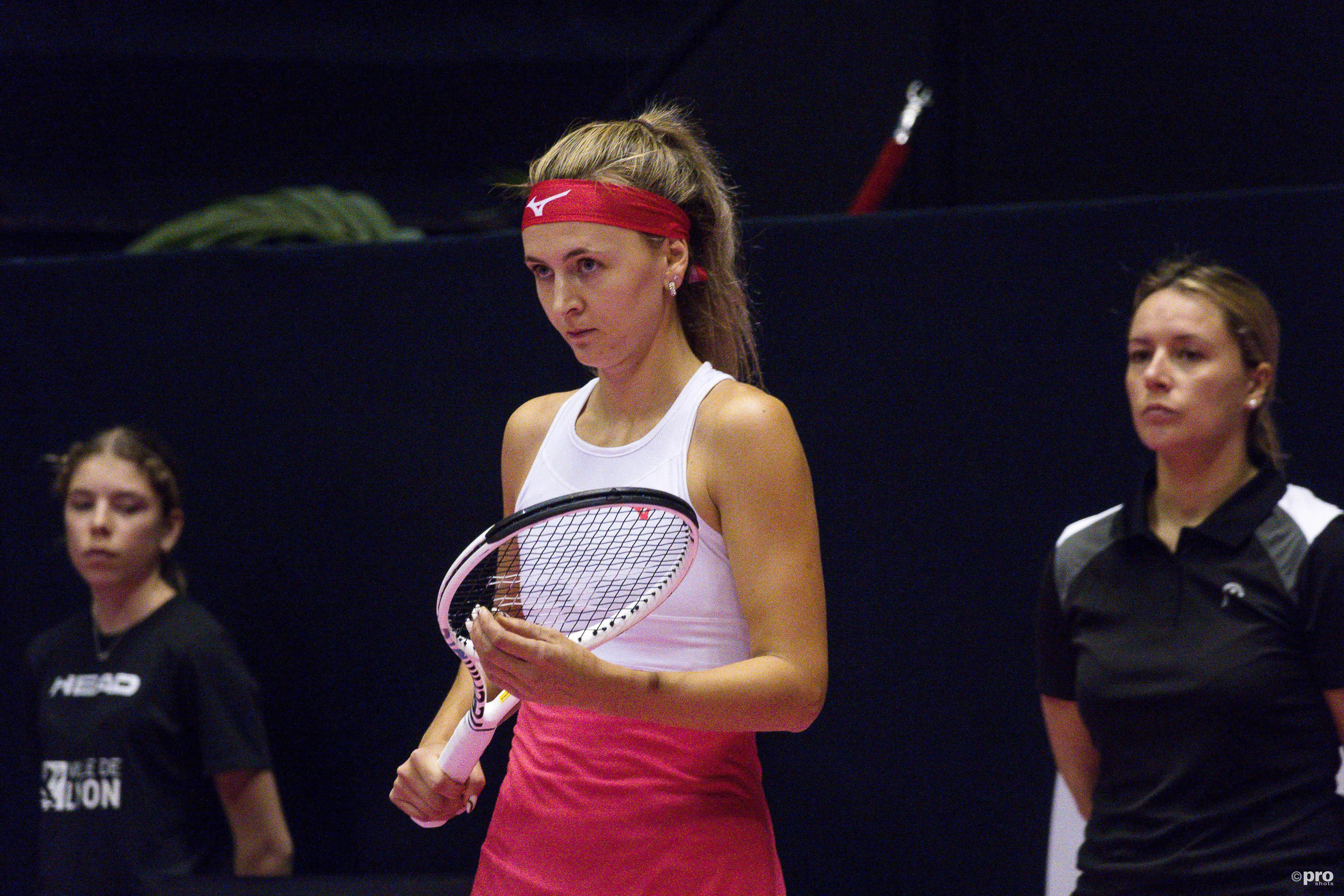 La estrella de tenis belga nacida en Ucrania, Maryna Zanevska, superada por el pánico tras escuchar una sirena en una pista en Francia