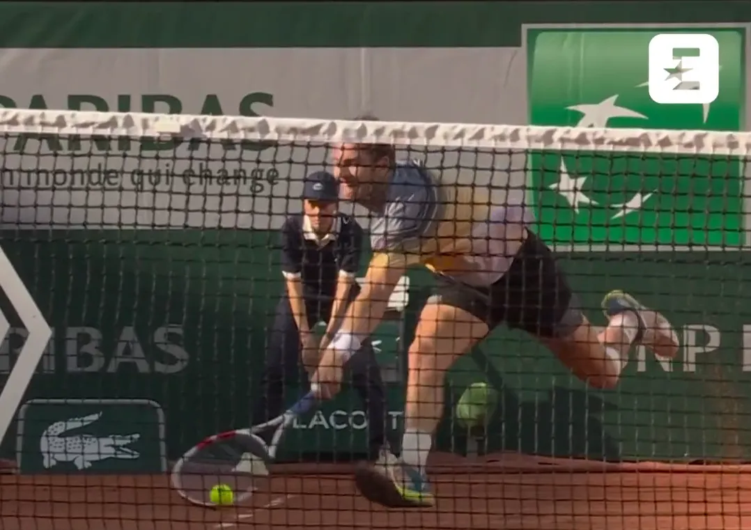 (VIDEO) Pouille fumes as Norrie caught in double bounce controversy at Roland Garros: "It touched the floor"