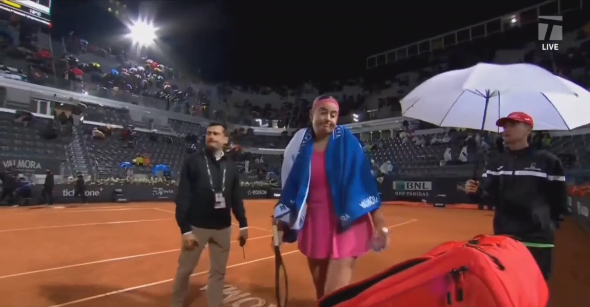 (VIDEO) The more he talks, the harder it rains: Rome Open official tries to convince Ostapenko to play in the rain against Rybakina