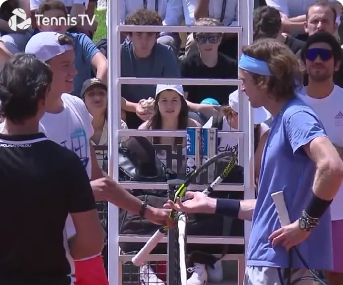 VÍDEO: Rublev vuelve a fracasar en su intento de jugar al piedra, papel o tijera contra Rune en Roma tras el gracioso momento de Madrid