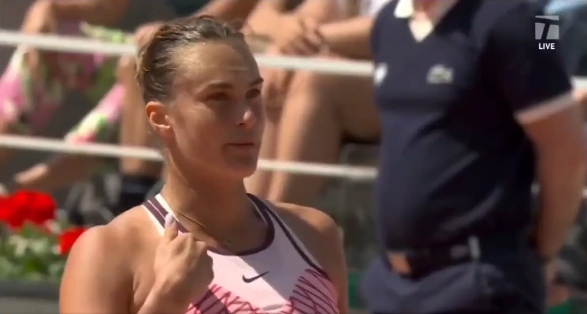 (VIDEO) Sabalenka verbeugt sich, während Kostyuk von den Zuschauern in Roland Garros ausgebuht wird, weil sie ihr nicht die Hand gibt