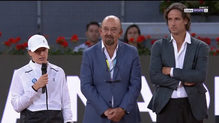 A picture paints a thousand words: Swiatek aims dig at Madrid Open night session timings as tournament director Lopez watches on