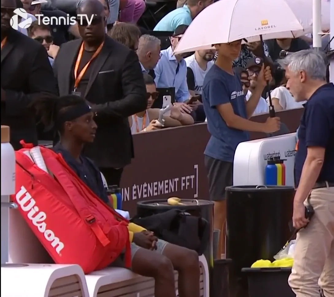 (VIDEO) Mikael Ymer loses his mind after argument with umpire, smashes his racquet to pieces and gets defaulted in Lyon