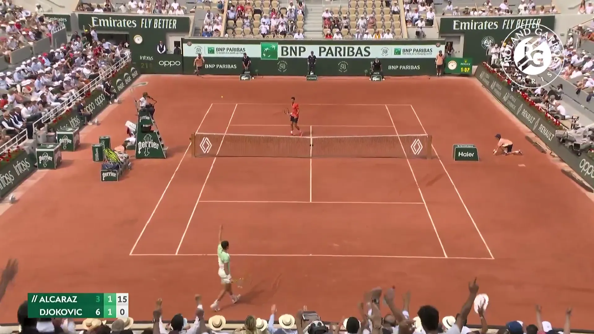 VÍDEO: Alcaraz logra la ovación de Djokovic y del público de Roland Garros con el mejor golpe del año