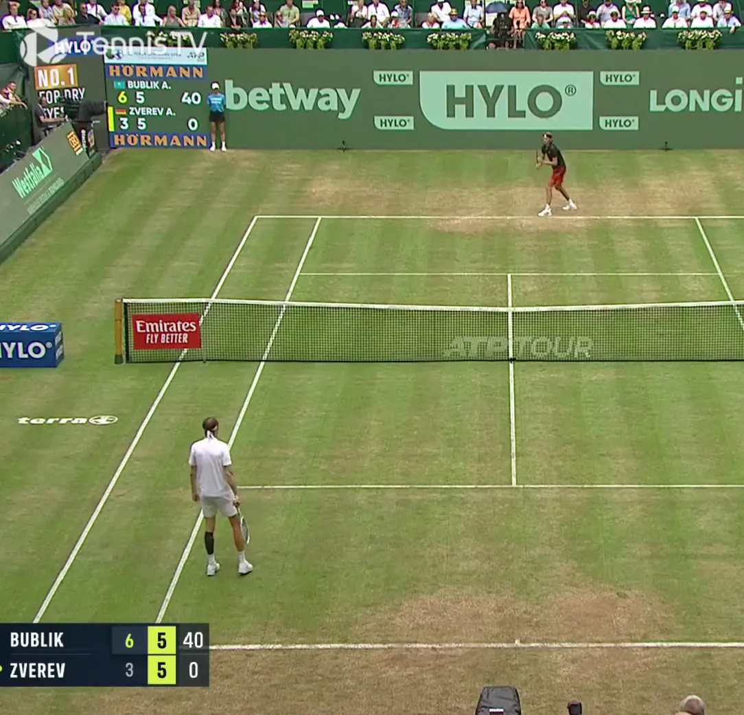 (VIDEO) Bublik in bizarre intimidation tactic, stands almost at service line to return Zverev's serve