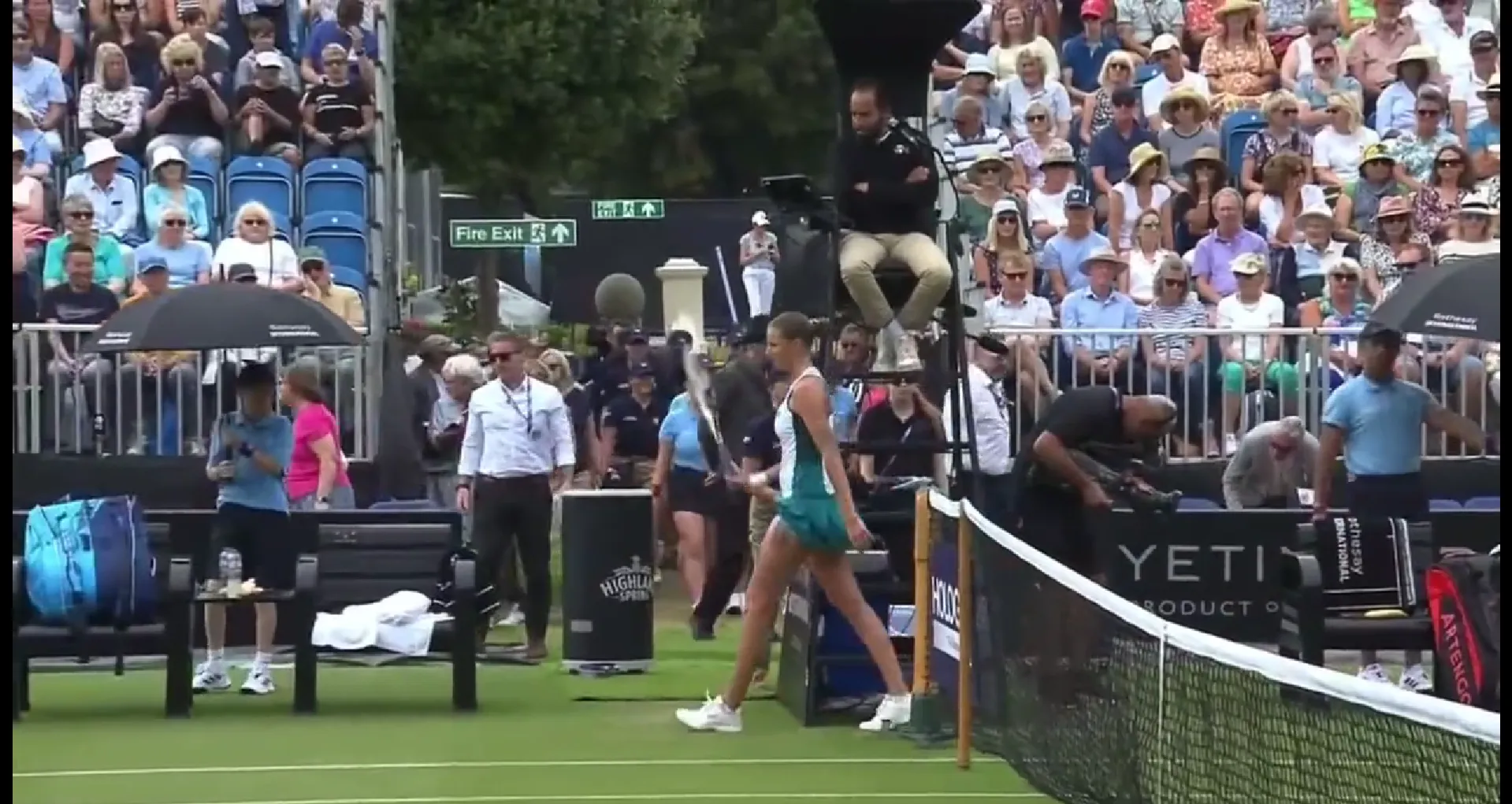 (VIDEO) Pliskova angrily hits umpire's chair and throws racquet to the ground after controversial line-call stands