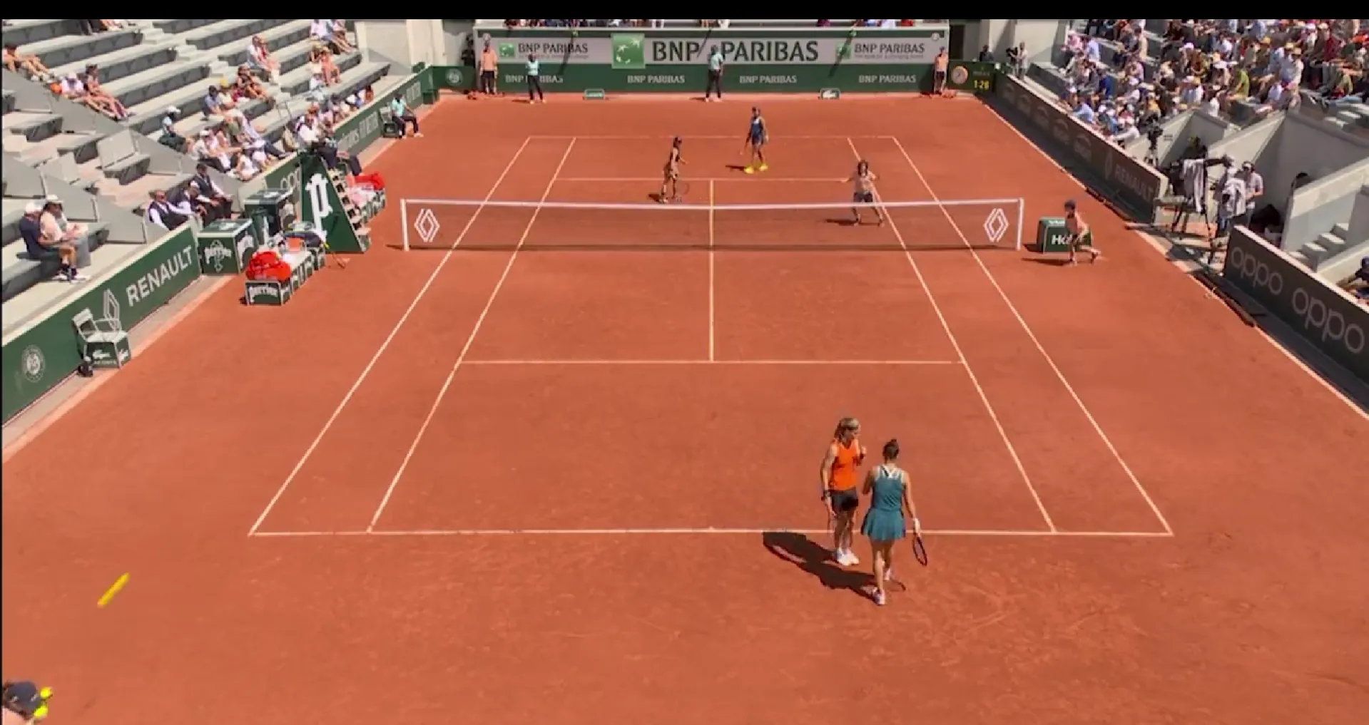 (VIDEO) Default win for Sorribes-Tormo and Bouzkova as ball girl hit during Women's Doubles at Roland Garros