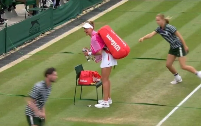 (VIDEO) Beatriz Haddad Maia verfängt sich nach dem Wimbledon-Sieg lustig in den Decken, die aufgezogen werden