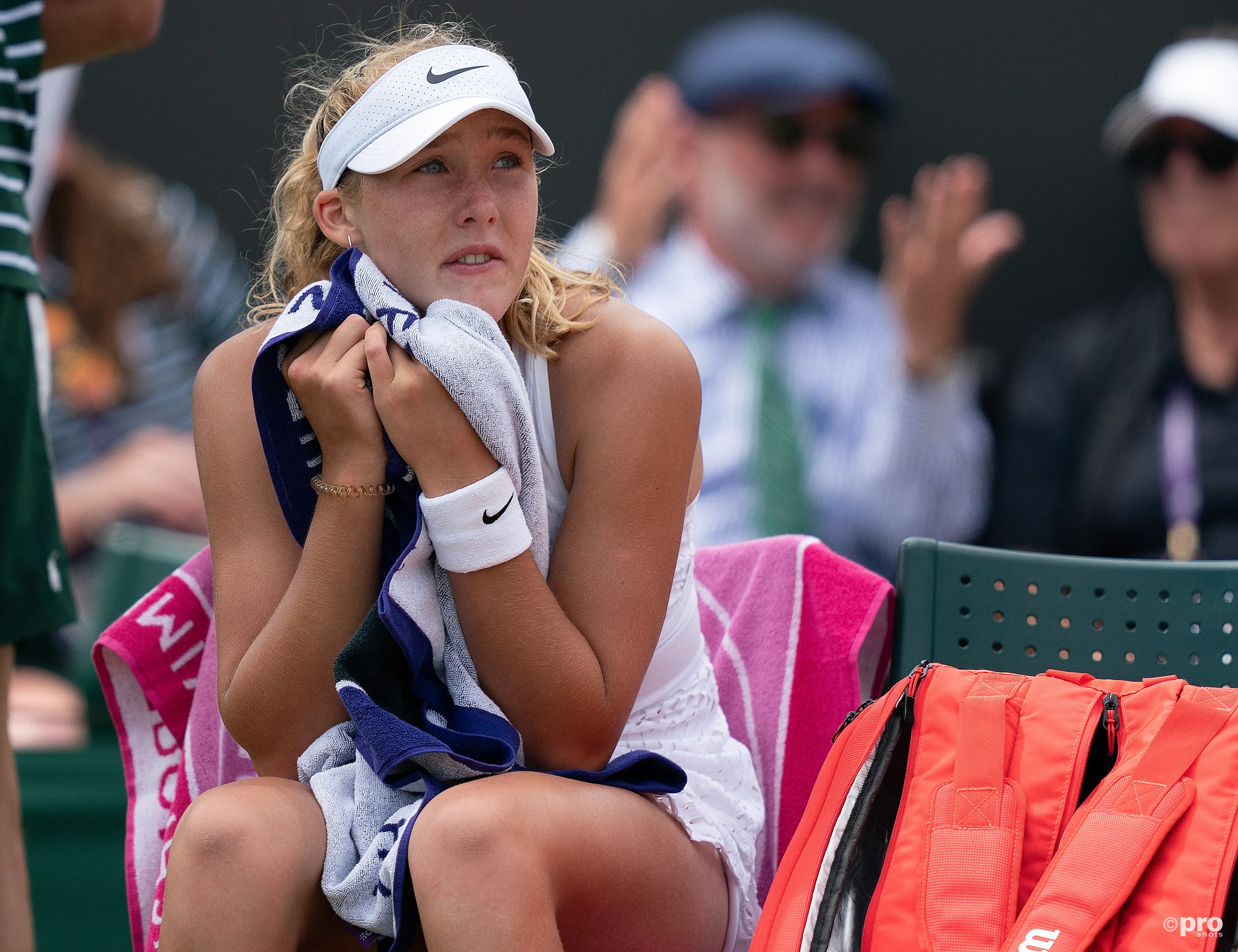 Andreeva erhält dieselbe Strafe wie Djokovic wegen Schlägerdemolierung und das wird als "Kleingeld" für den Rekord-Grand Slam-Champion bezeichnet