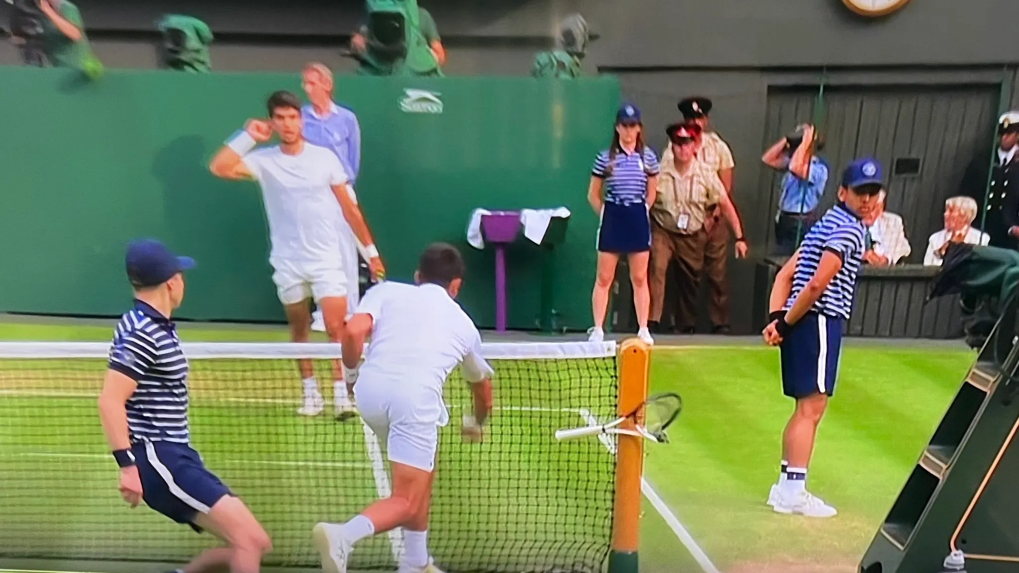 (VIDEO) Djokovic receives loud booing and code violation after smashing racquet and leaving dent in net pole at Wimbledon