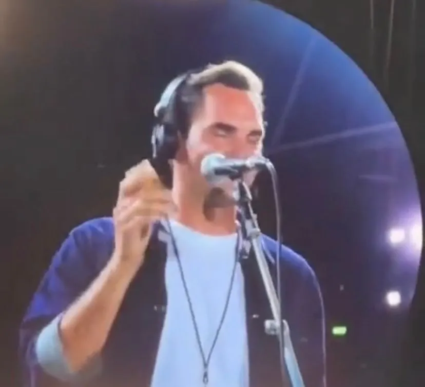 (VIDEO) Roger Federer geniesst weiterhin seinen Ruhestand und singt auf der Bühne mit Coldplay in Zürich