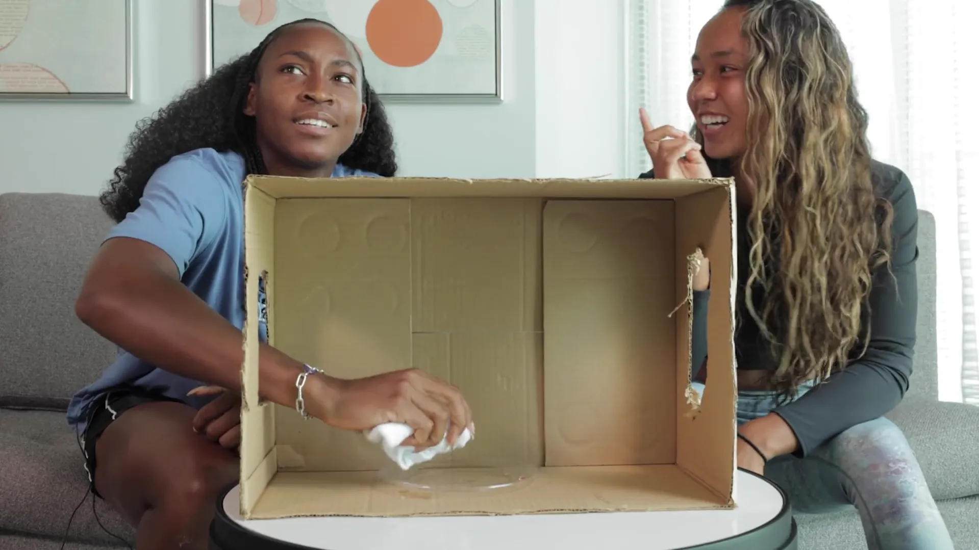 VÍDEO: Gauff y Fernández juegan a "¿Qué hay en la caja?" antes de la exhibición del Atlanta Open