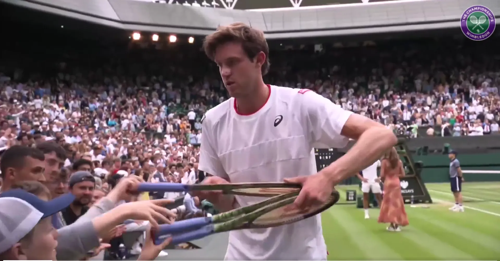 (VIDEO) Superb gesture from Jarry as Chilean gives away racquets to kids after Alcaraz loss at Wimbledon