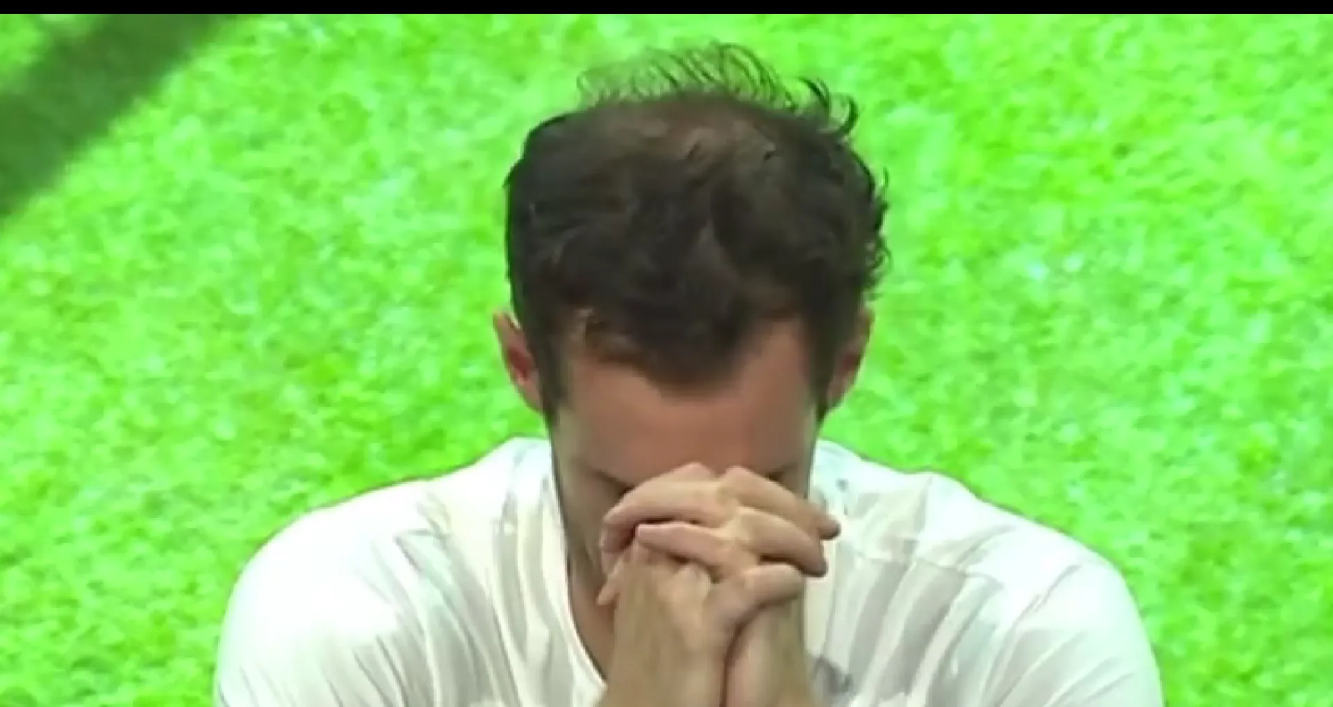 (VIDEO) Moment Murray is told potential match turning return was actually in during Tsitsipas Wimbledon loss