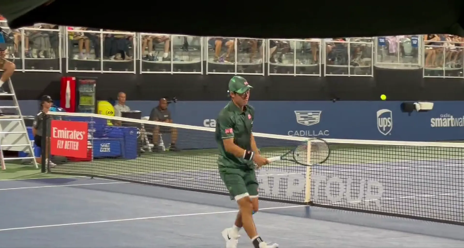(VIDEO) Einer der coolsten Schläge, die Sie je gesehen haben: Nishikori schlägt einen No-Look-Volley und steht im Viertelfinale der Atlanta Open