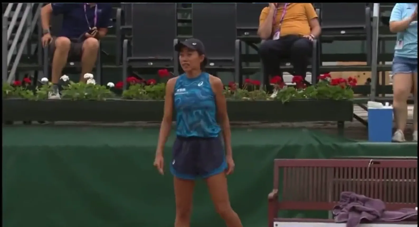 (VIDEO) Schockierende Szenen in Budapest: Zhang Shuai wird um einen Punkt beraubt, beschwert sich vergeblich und gibt mit einer Panikattacke auf, während ihr Gegner jubelt