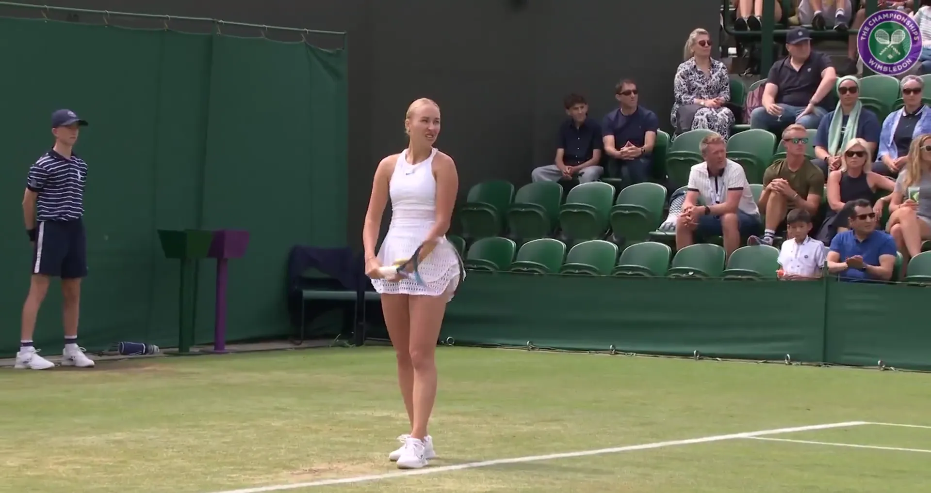 (VIDEO) Is this the most Wimbledon moment ever? Umpire warns fans about opening champagne before players serve