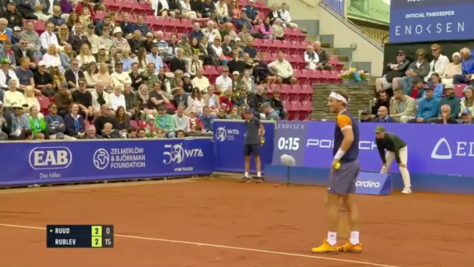 (VIDEO) "Ich glaube, es ist tatsächlich mein Hund": Ruud bringt das Publikum nach einem Zwischenfall beim Bastad Open Finale zum Lachen