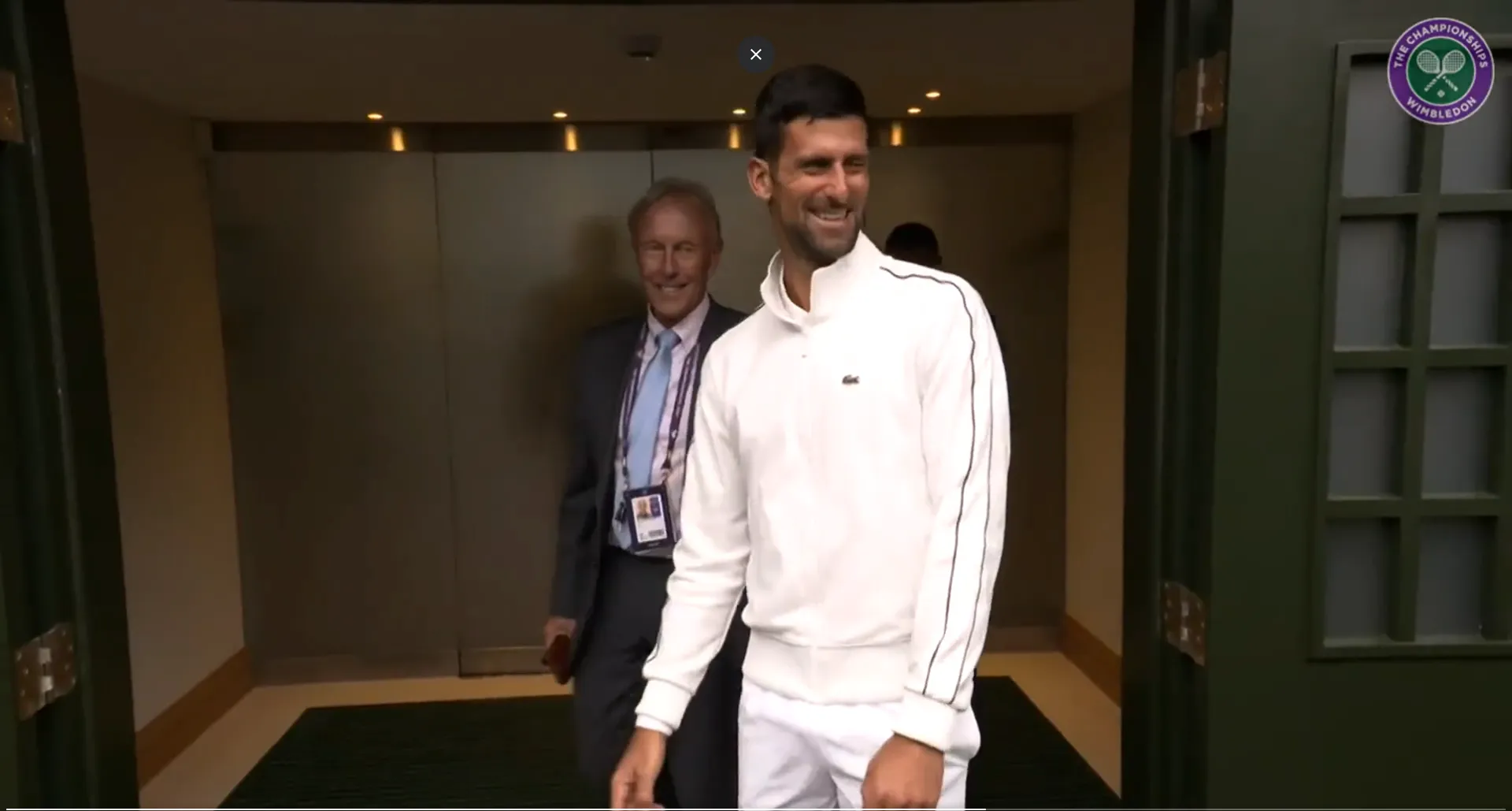 VÍDEO - Djokovic bromea mientras ayuda a secar la Pista Central en Wimbledon: "Sopla... necesitamos la ayuda de todos"