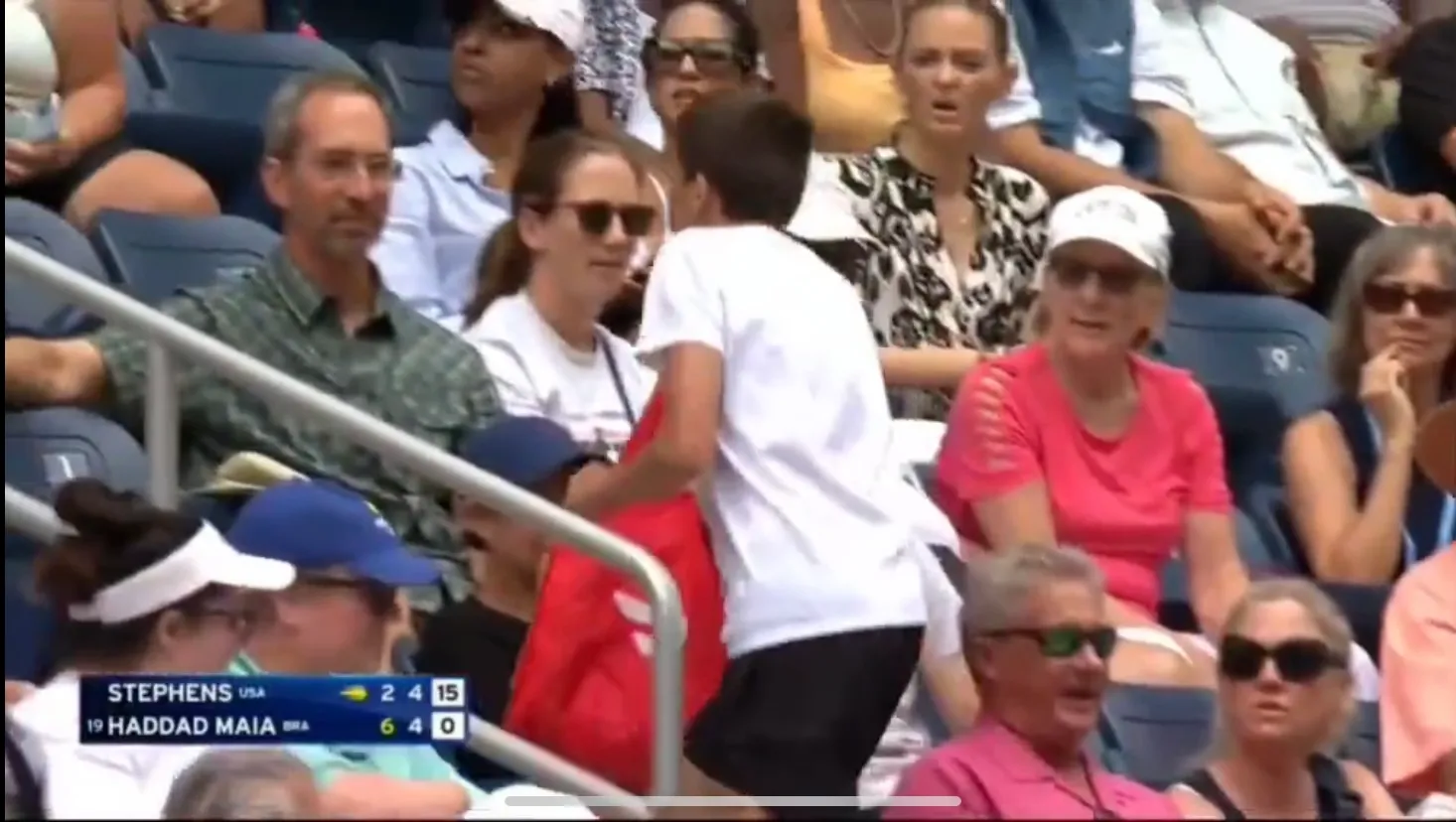 (VIDEO) Verwirrung beim Aufeinandertreffen von Stephens und Haddad Maia, weil ein Zuschauer während des US Open-Matches etwas zum Mitnehmen bestellt