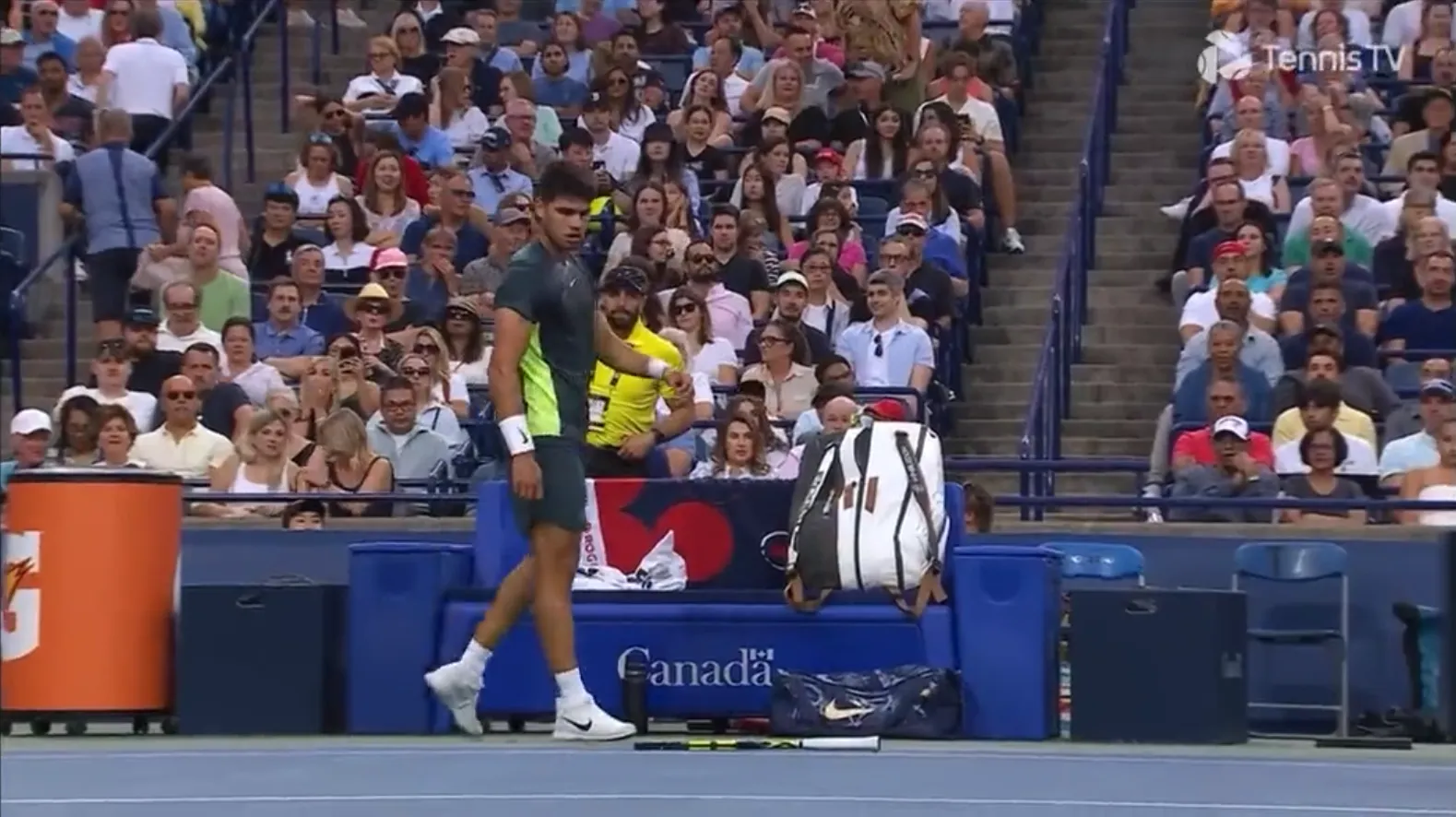 (VÍDEO) El arrebato de Alcaraz por su lesión en la mano tras perder el primer set ante Djokovic
